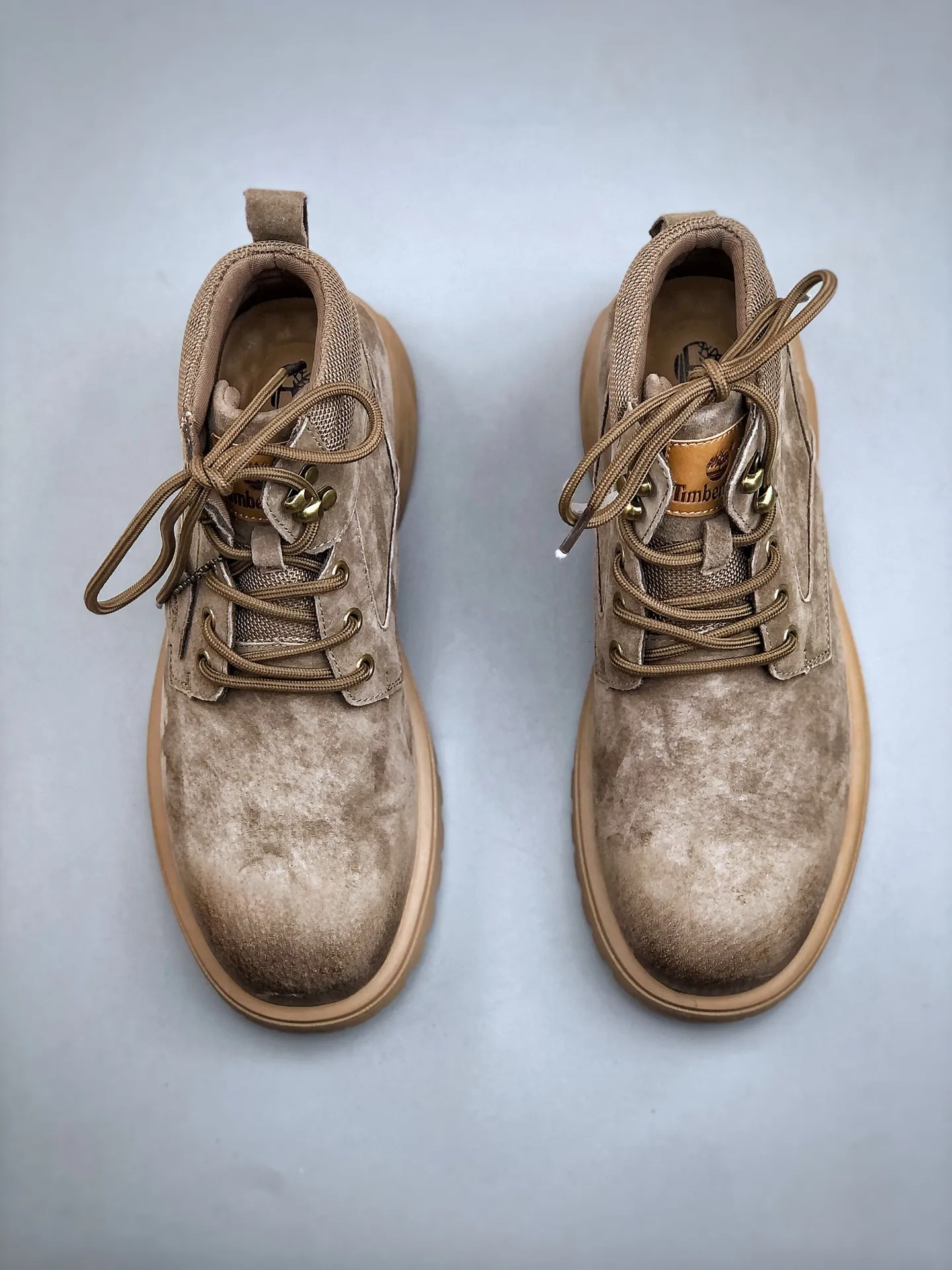 Local self-pickup 💰560 supports store release. New goods 🚀Timberland Timberland outdoor mid-top casual rhubarb boots series. Guangdong factory quality. Original box and original packaging. The fabric is made of Italian 🇮🇹 top-grade frosted fine-grained cowhide. It is paired with anti-odor and anti-corrosion genuine leather latex insoles to give you a perfect wearing experience. High-quality and durable. A must-have for sportsmen. Specially designed to handle handsomeness. High-quality and first-class foot feel. Size: 38-44 (leather shoe size)